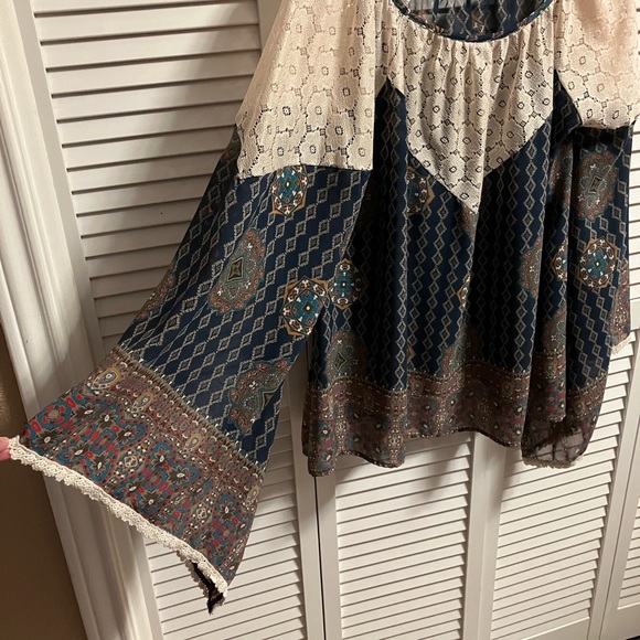 Stunning 2tee Couture Blouse bell sleeves NWOT - Picture 2 of 6